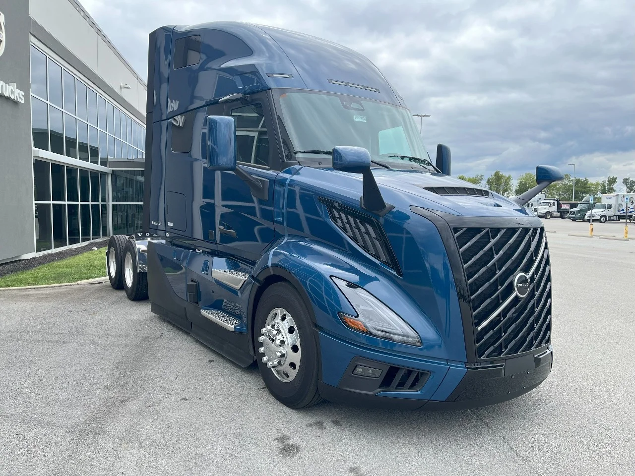 2026 Volvo VNL 660 in Pendleton, IN — photo 3