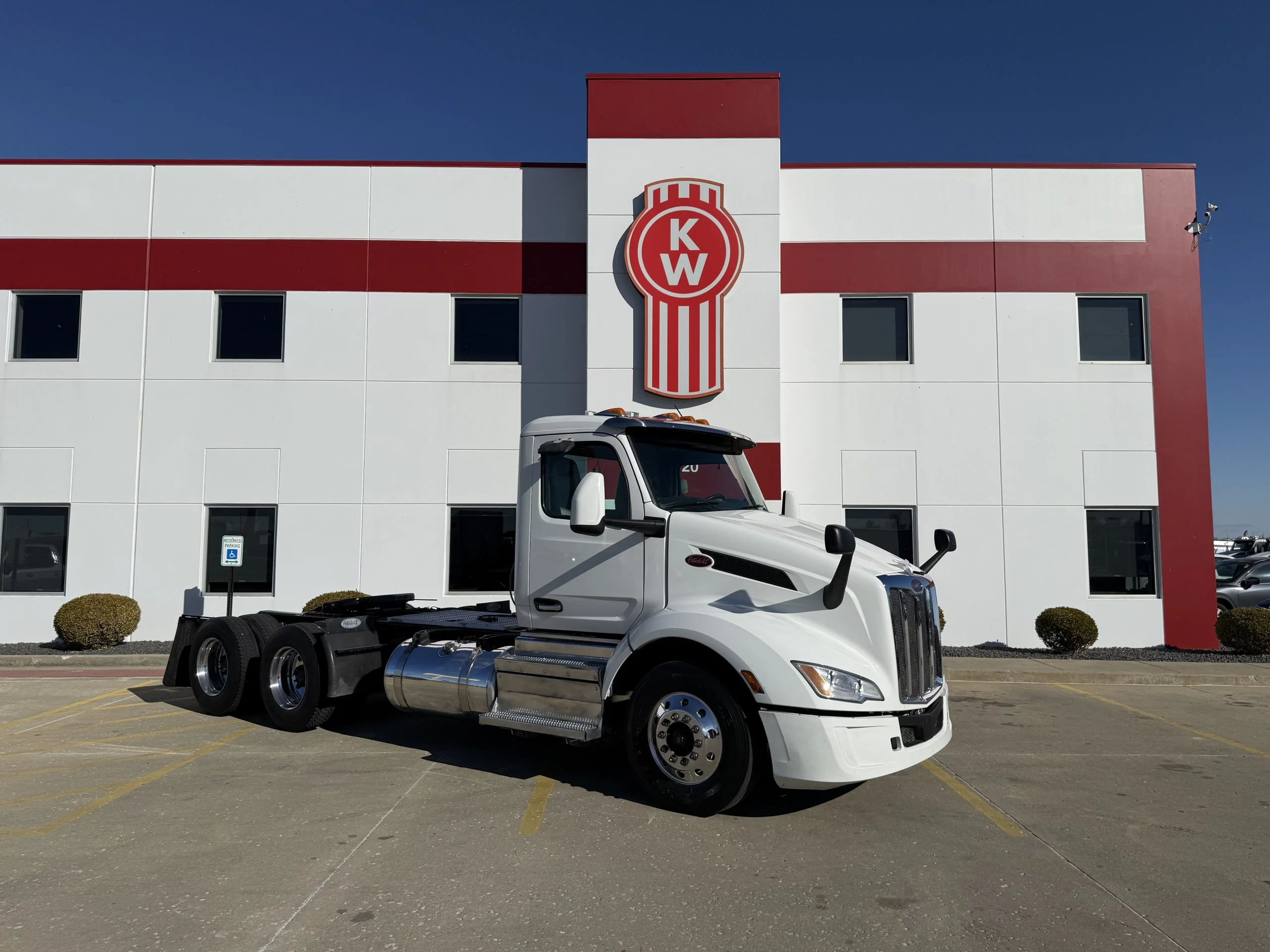 2023 Peterbilt 579 - image 3