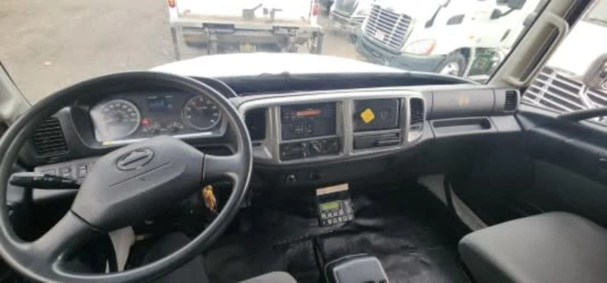 2016 Hino 268 - image 13