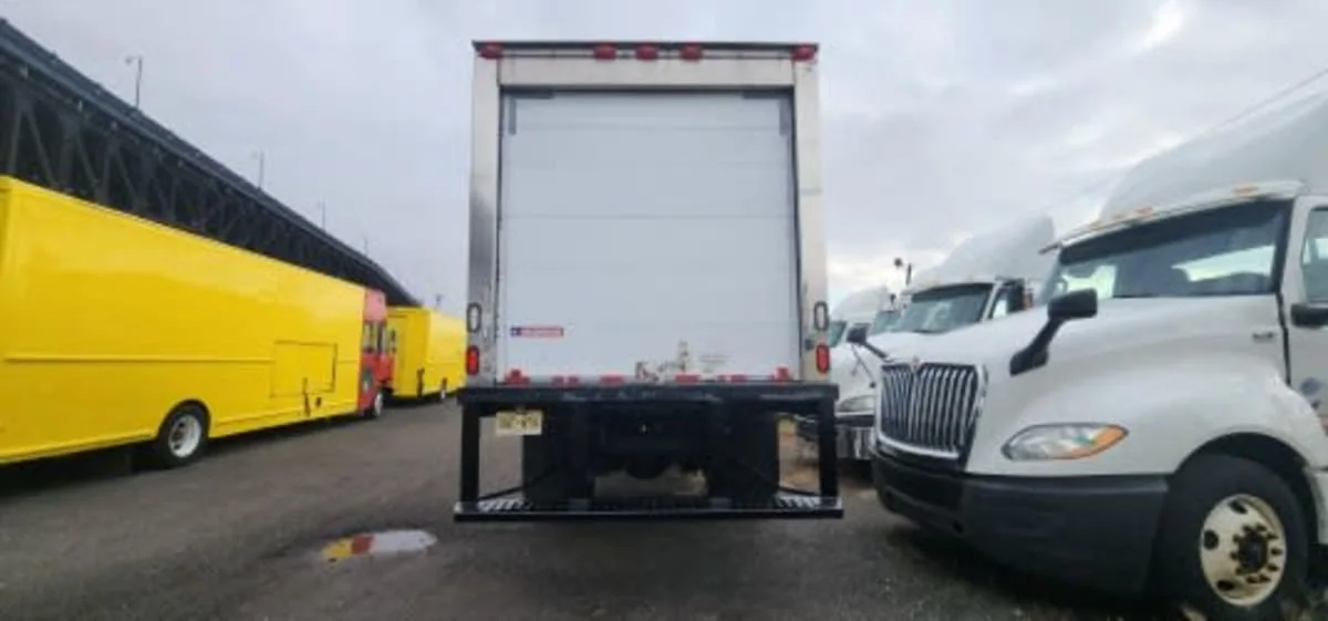 2016 Hino 268 - image 5