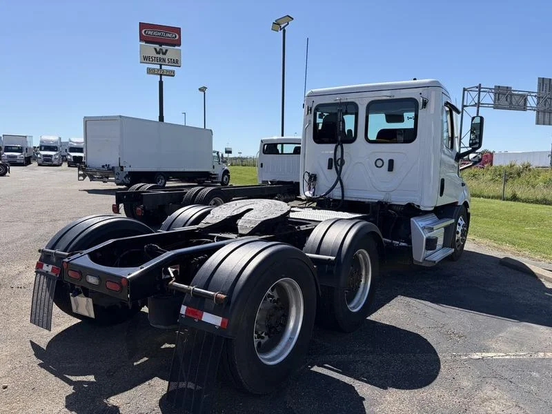 2022 Freightliner Cascadia in Walton, KY — photo 4