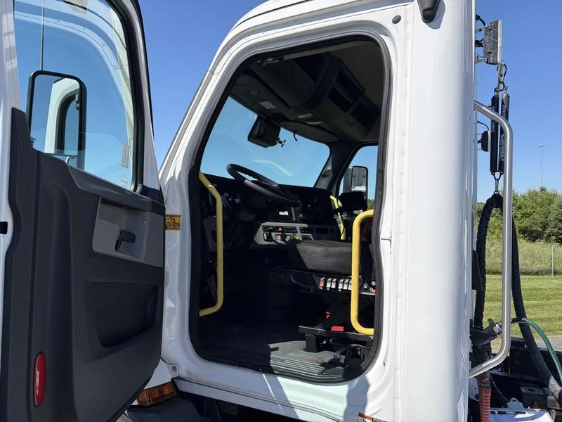 2022 Freightliner Cascadia in Walton, KY — photo 3