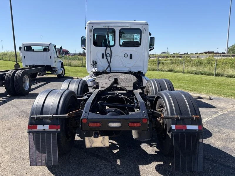 2022 Freightliner Cascadia in Walton, KY — photo 14