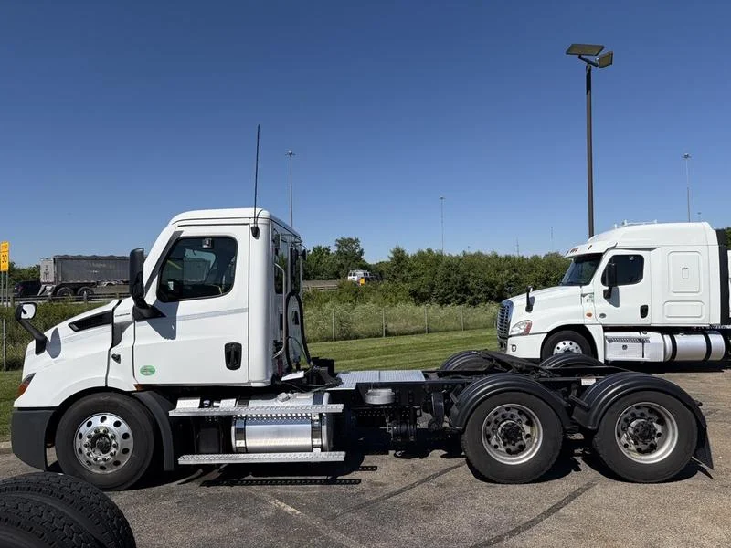 2022 Freightliner Cascadia in Walton, KY — photo 9