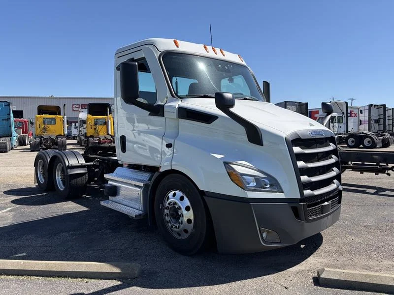 2022 Freightliner Cascadia in Walton, KY — photo 2