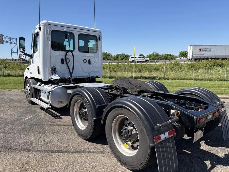 2022 Freightliner Cascadia in Walton, KY — photo 11