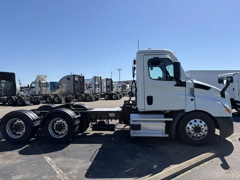2022 Freightliner Cascadia in Walton, KY — photo 12