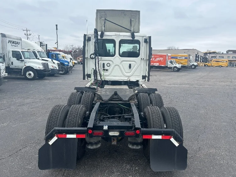 2021 Freightliner Cascadia in Poplar Bluff, MO — photo 6