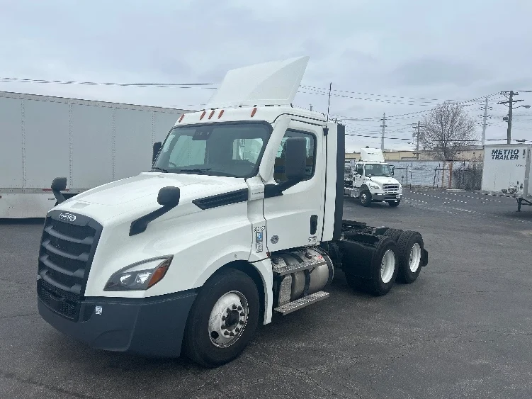 2021 Freightliner Cascadia in Poplar Bluff, MO — photo 3