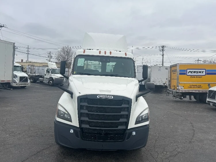 2021 Freightliner Cascadia in Poplar Bluff, MO — photo 2