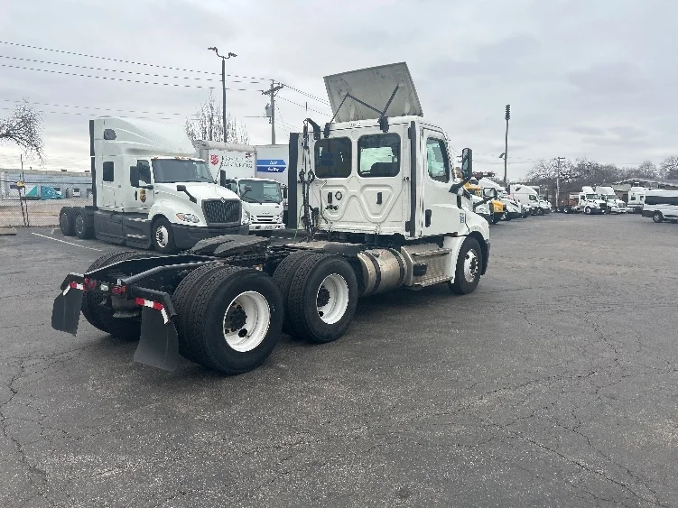 2021 Freightliner Cascadia in Poplar Bluff, MO — photo 7