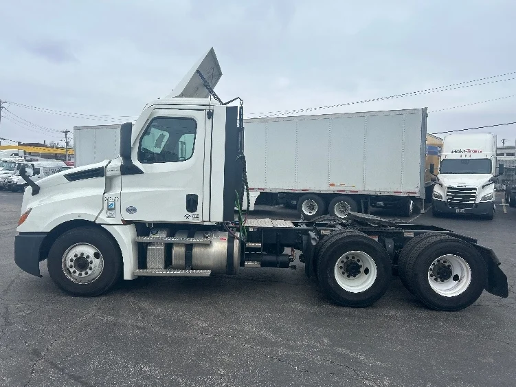 2021 Freightliner Cascadia in Poplar Bluff, MO — photo 4