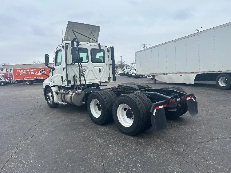 2021 Freightliner Cascadia in Poplar Bluff, MO — photo 5