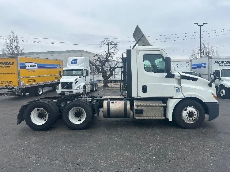 2021 Freightliner Cascadia in Poplar Bluff, MO — photo 8
