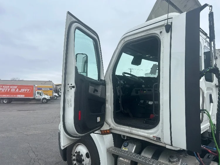 2021 Freightliner Cascadia in Poplar Bluff, MO — photo 9