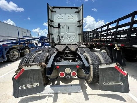 2020 Freightliner Cascadia - image 3