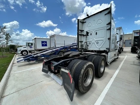 2020 Freightliner Cascadia - image 2