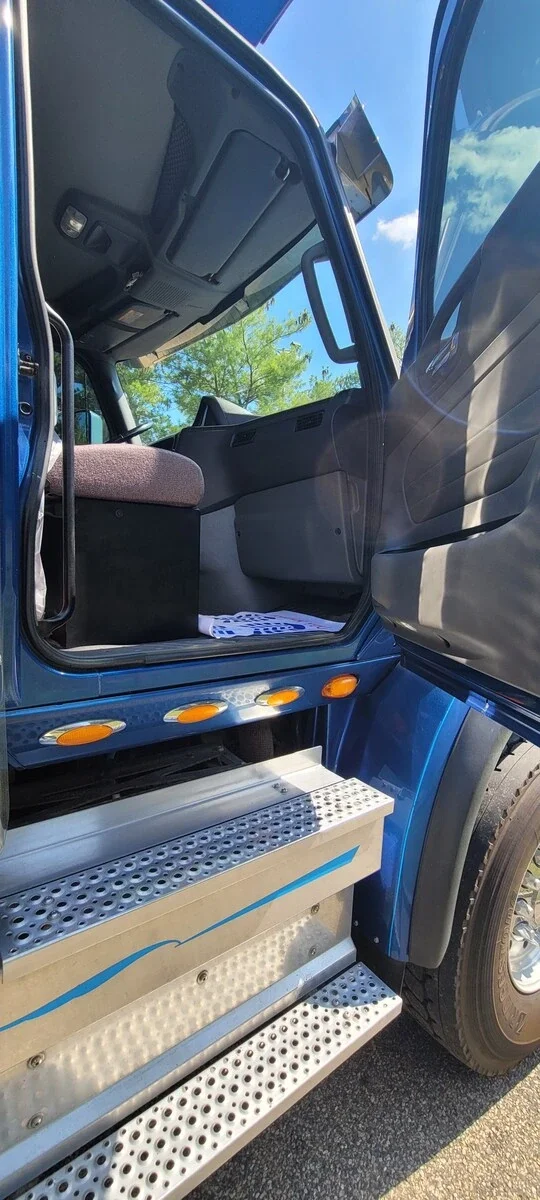 2023 International HX - image 6