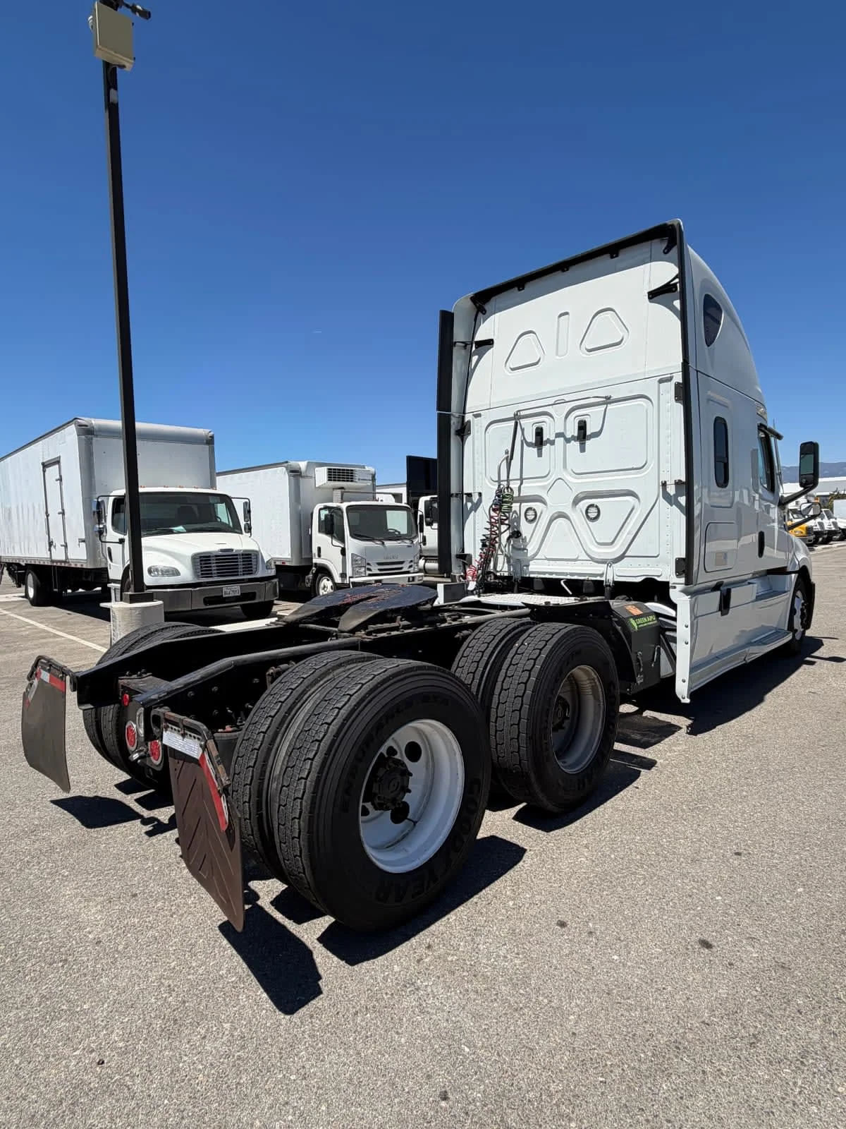 2022 Freightliner Cascadia in Fontana, CA — photo 4