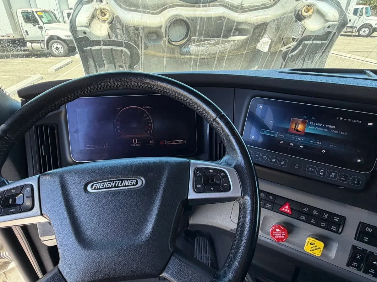 2022 Freightliner Cascadia in Fontana, CA — photo 7