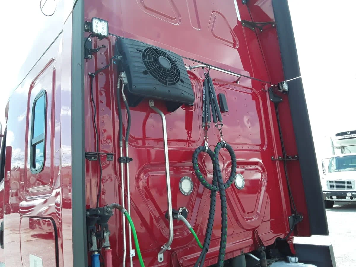 2020 Freightliner Cascadia in Allentown, PA — photo 13