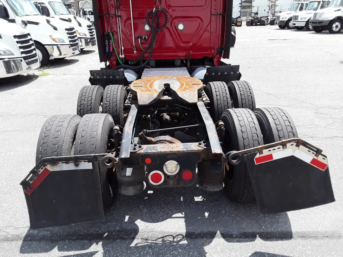 2020 Freightliner Cascadia in Allentown, PA — photo 12