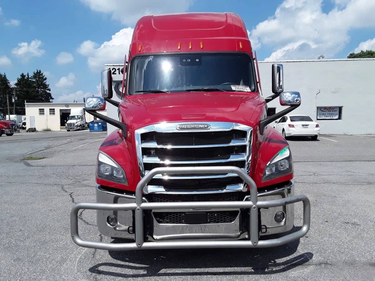 2020 Freightliner Cascadia in Allentown, PA — photo 2