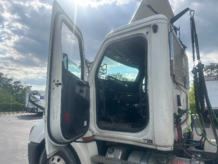 2020 Freightliner Cascadia in Jessup, MD — photo 9