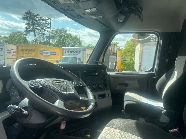 2020 Freightliner Cascadia in Jessup, MD — photo 10