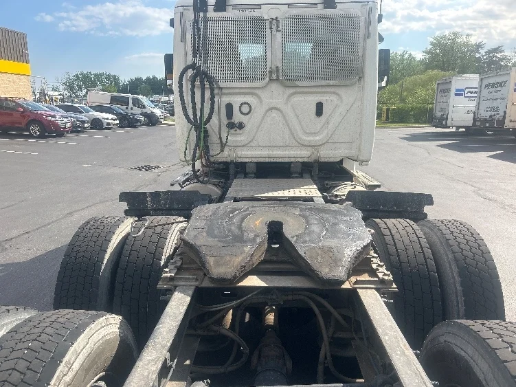 2020 Freightliner Cascadia in Jessup, MD — photo 6