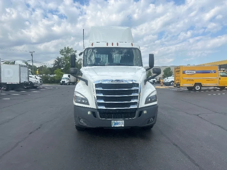2020 Freightliner Cascadia in Jessup, MD — photo 2
