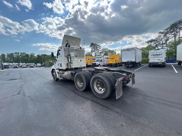 2020 Freightliner Cascadia in Jessup, MD — photo 5