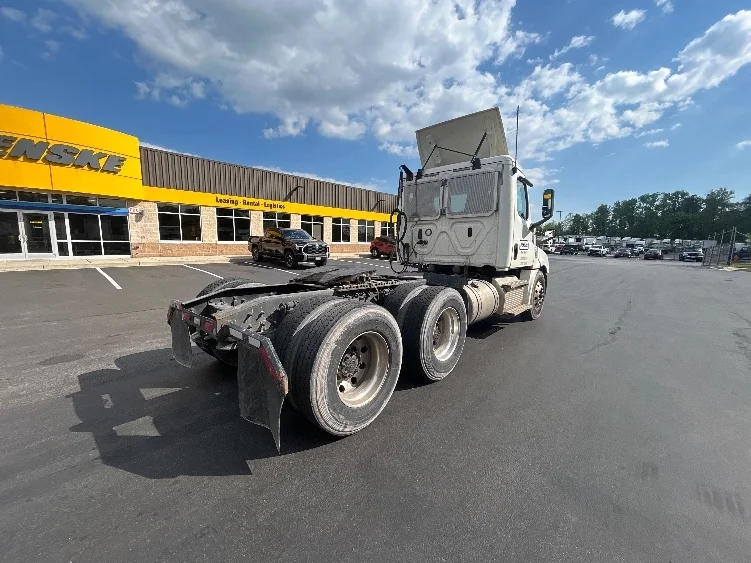 2020 Freightliner Cascadia in Jessup, MD — photo 7