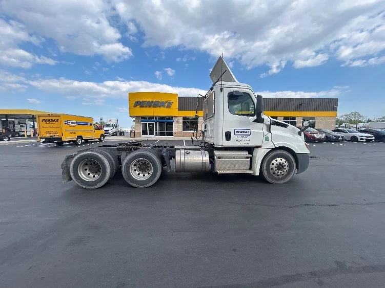 2020 Freightliner Cascadia in Jessup, MD — photo 8