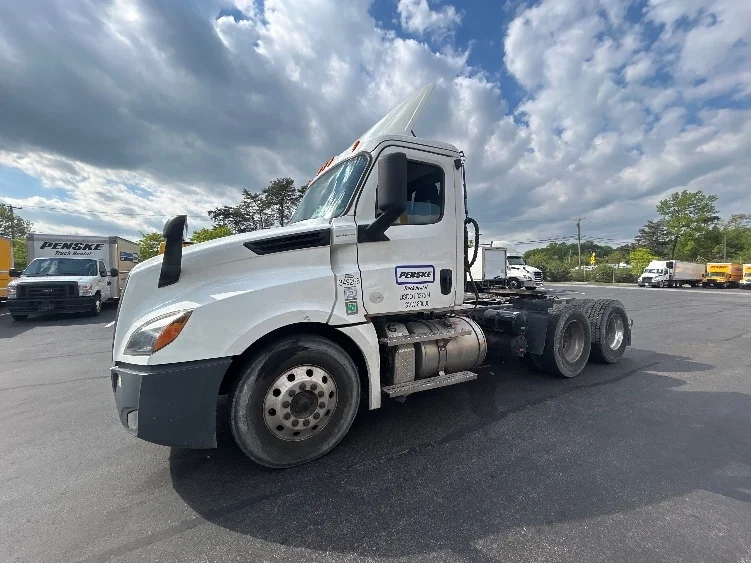 2020 Freightliner Cascadia in Jessup, MD — photo 3