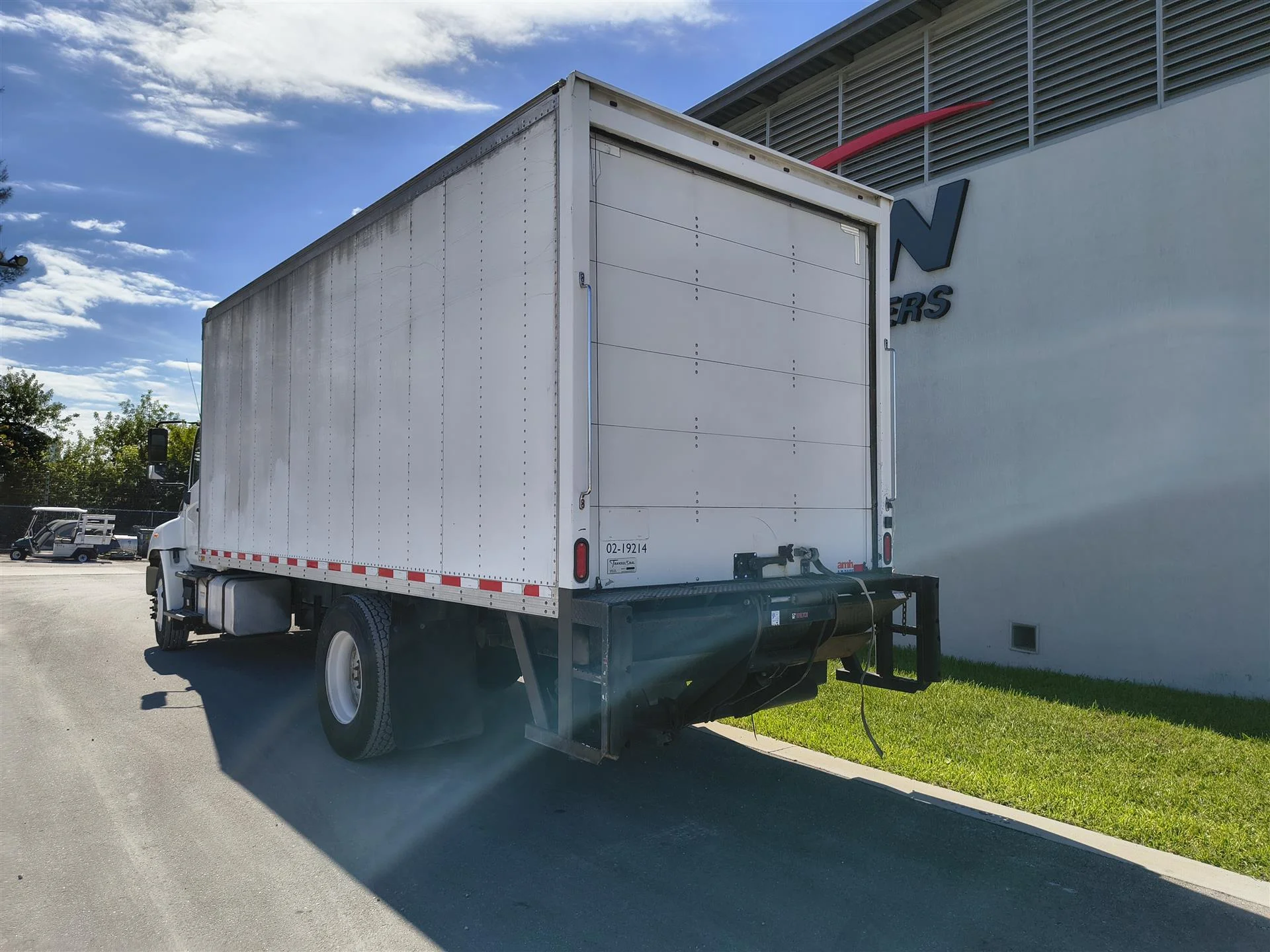 2019 Hino 268 - image 8