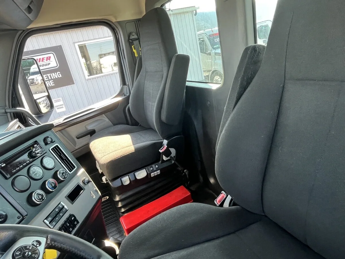 2020 Freightliner Cascadia — photo 23