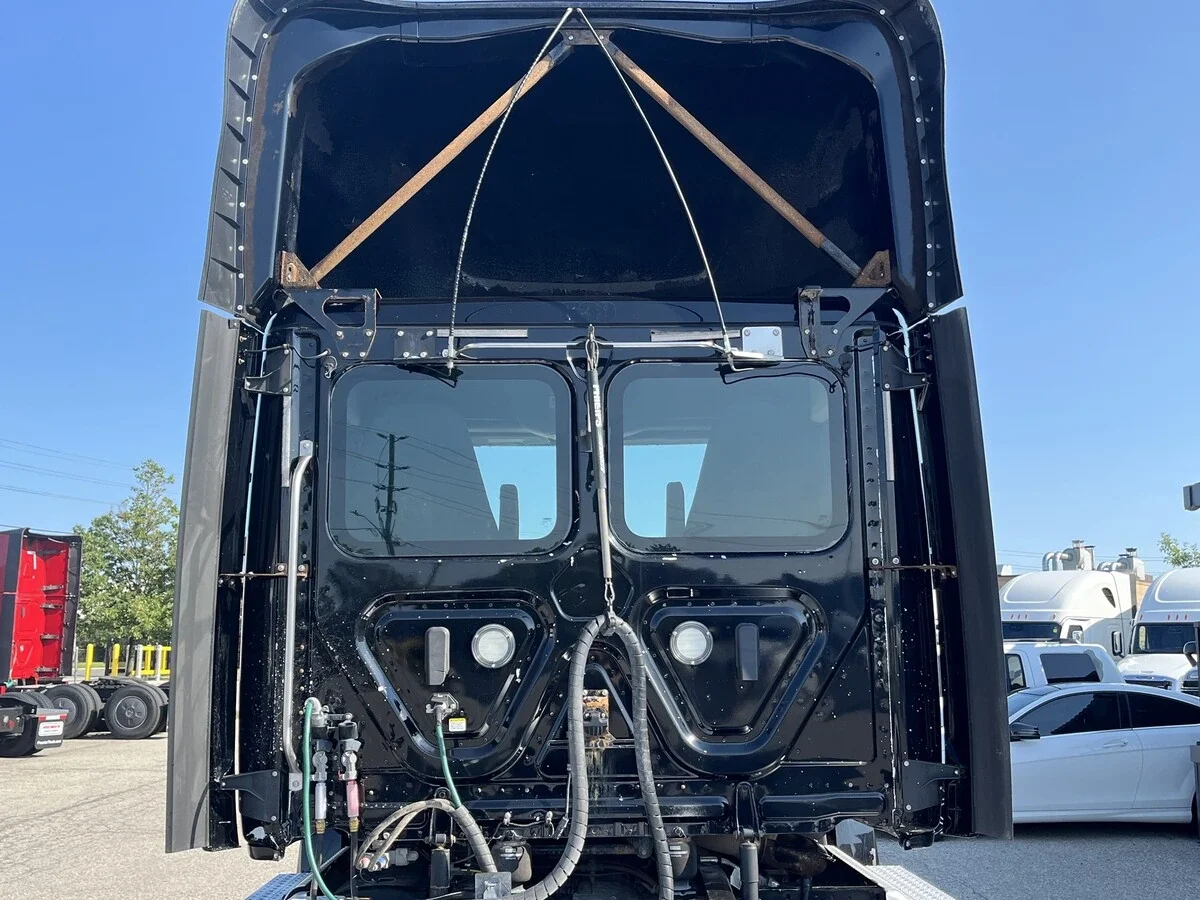 2020 Freightliner Cascadia — photo 13