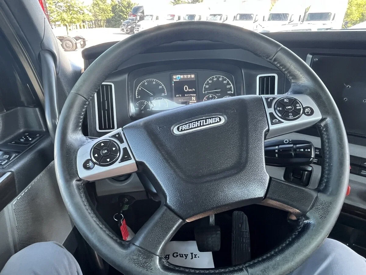 2020 Freightliner Cascadia — photo 33