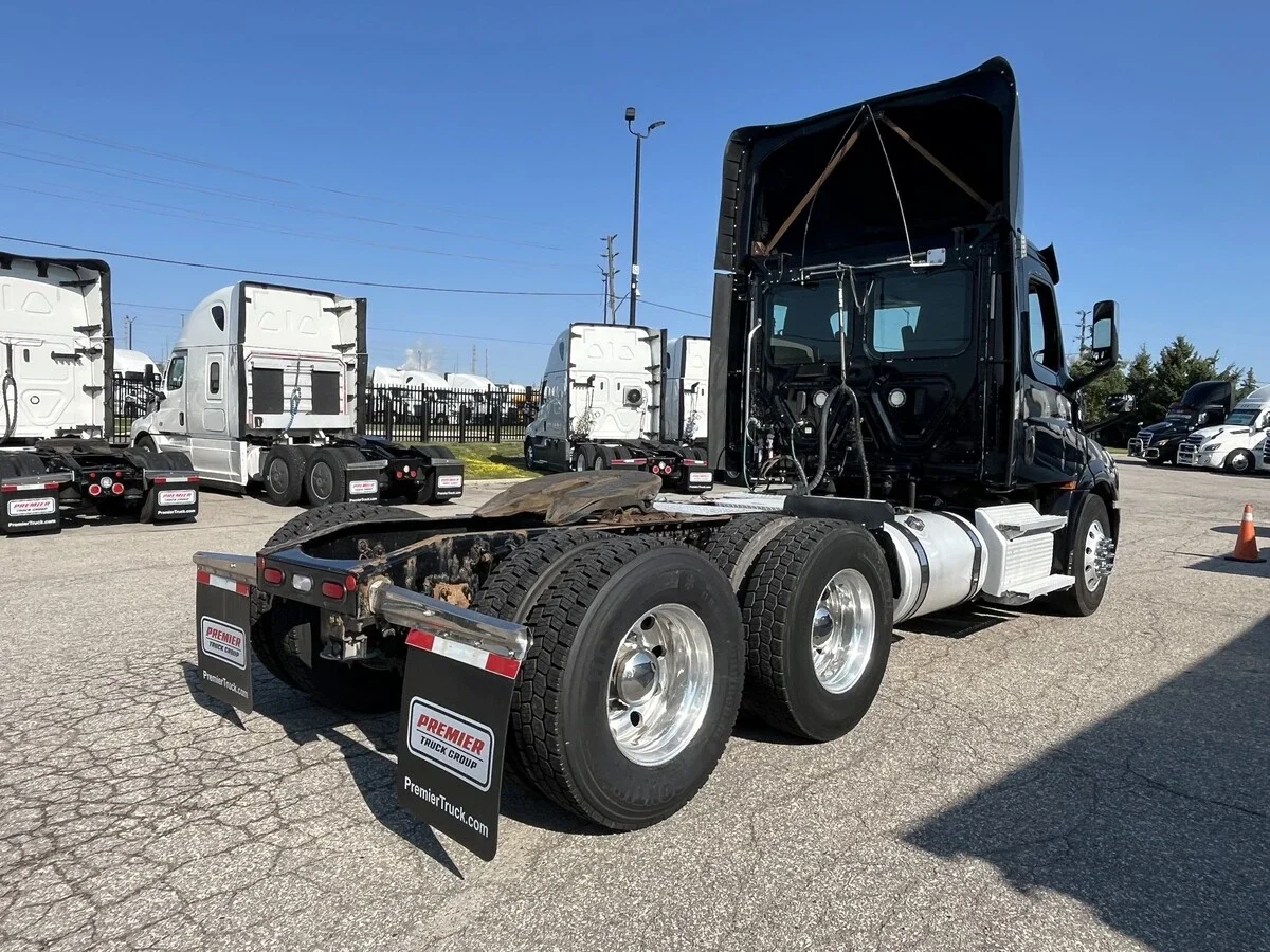 2020 Freightliner Cascadia — photo 9