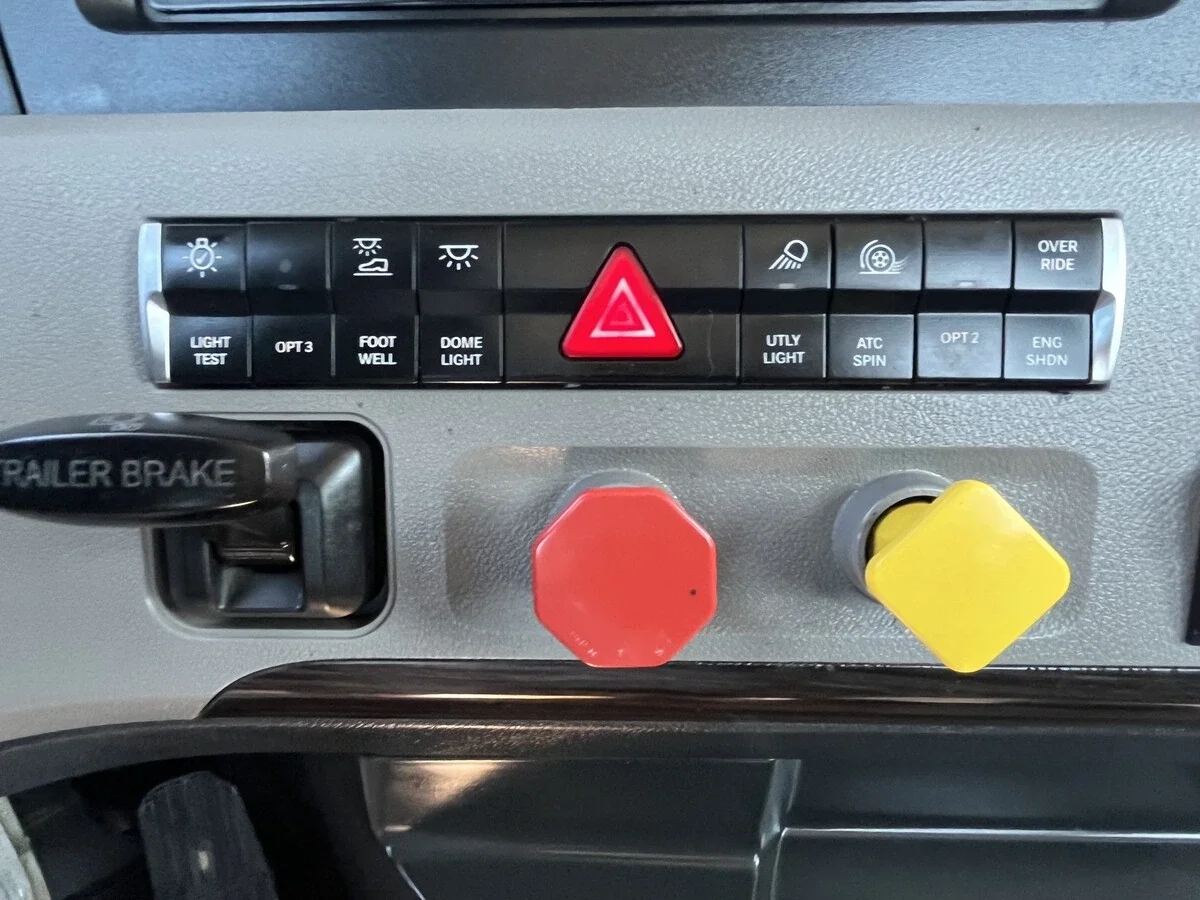 2020 Freightliner Cascadia — photo 37
