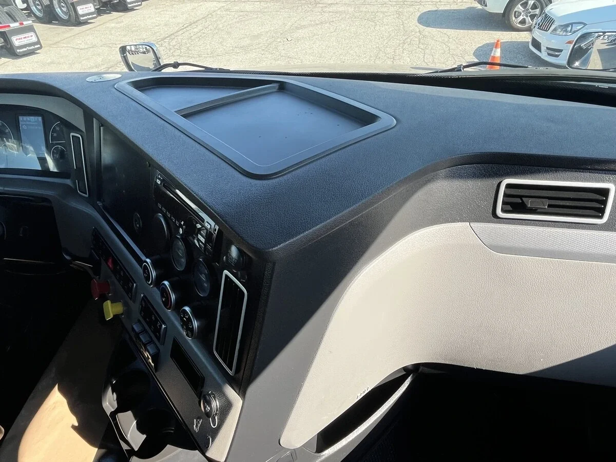 2020 Freightliner Cascadia — photo 39