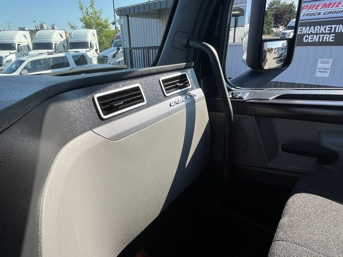2020 Freightliner Cascadia — photo 27