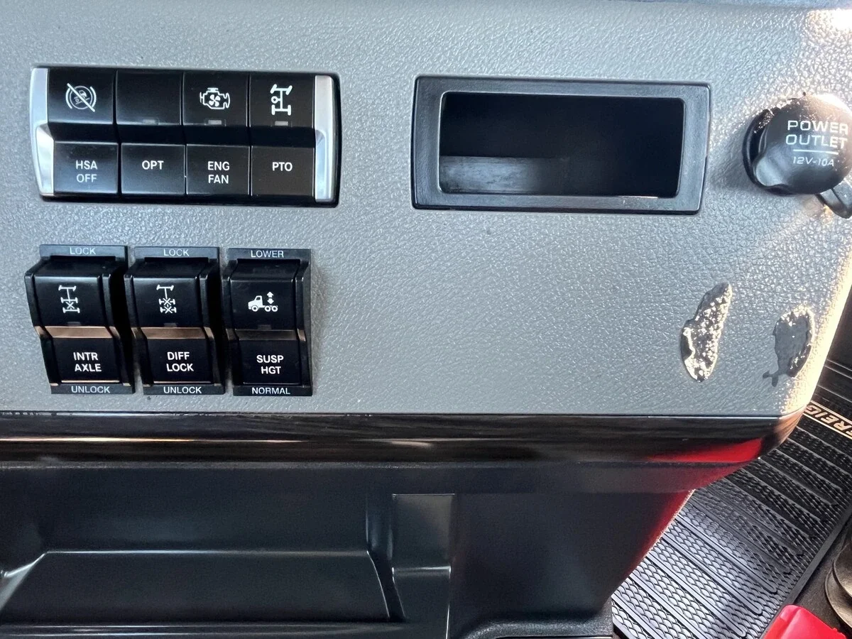2020 Freightliner Cascadia — photo 36
