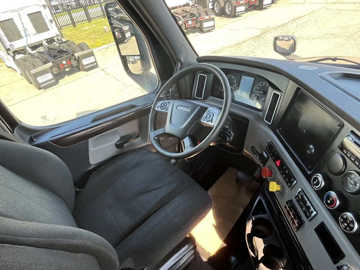 2020 Freightliner Cascadia — photo 40