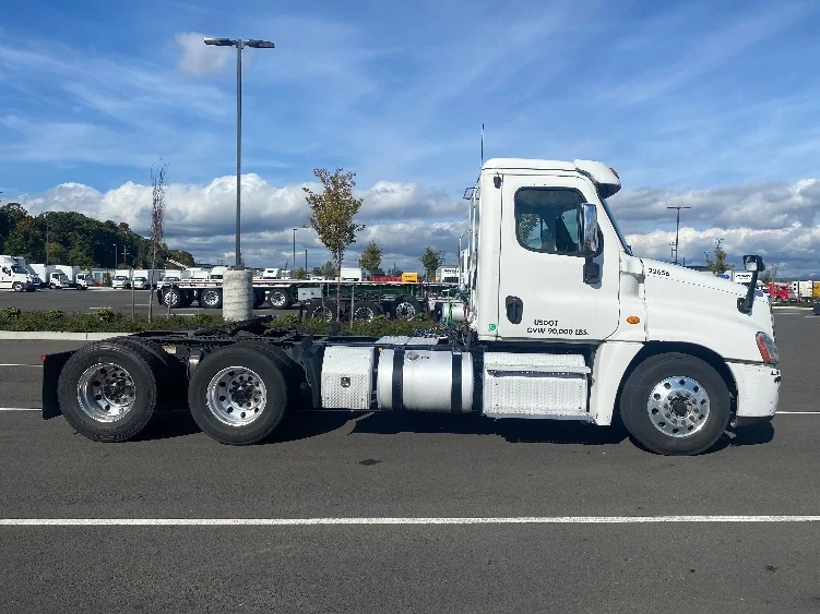 2017 Freightliner Cascadia - image 8
