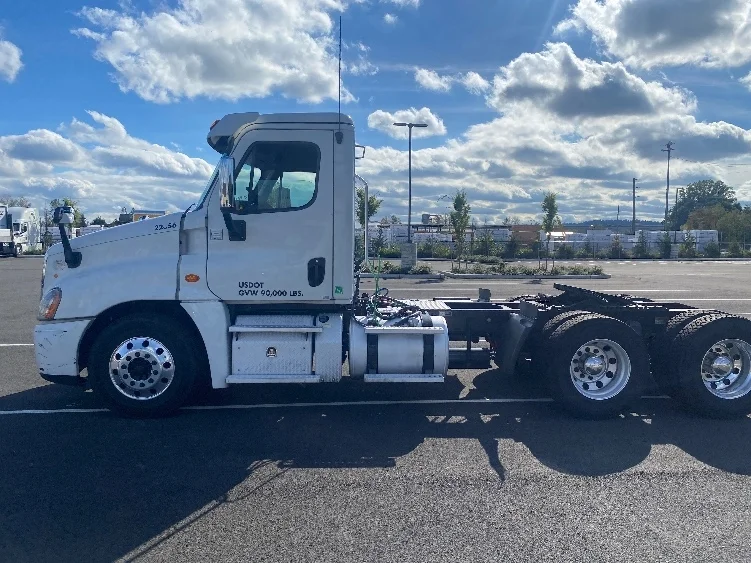 2017 Freightliner Cascadia in Everett, WA — photo 4