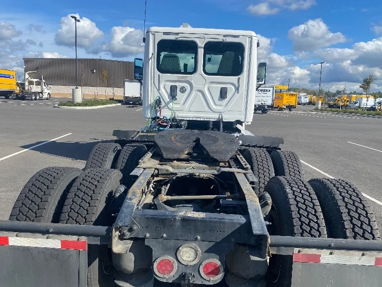 2017 Freightliner Cascadia - image 6