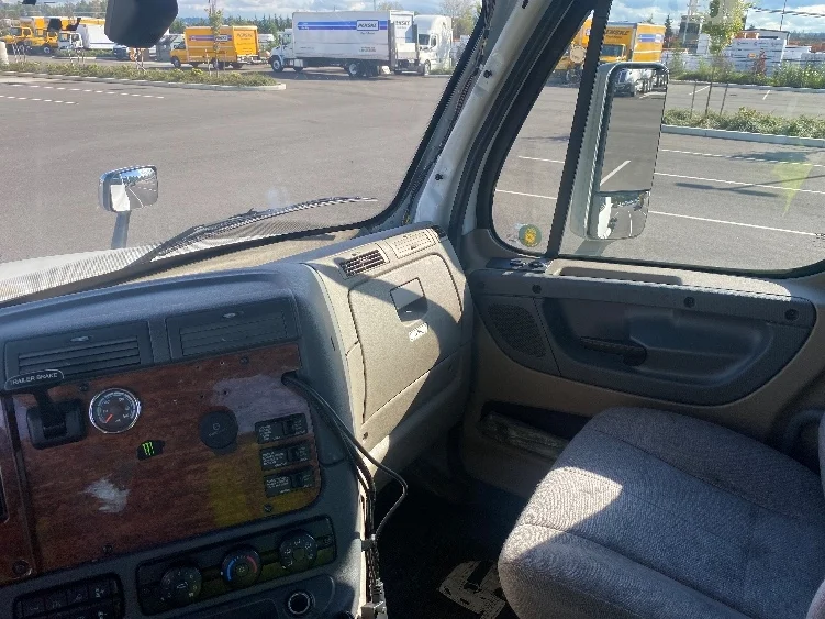 2017 Freightliner Cascadia in Everett, WA — photo 10