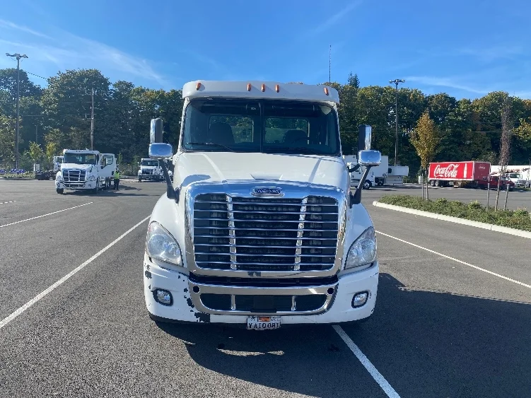 2017 Freightliner Cascadia - image 2
